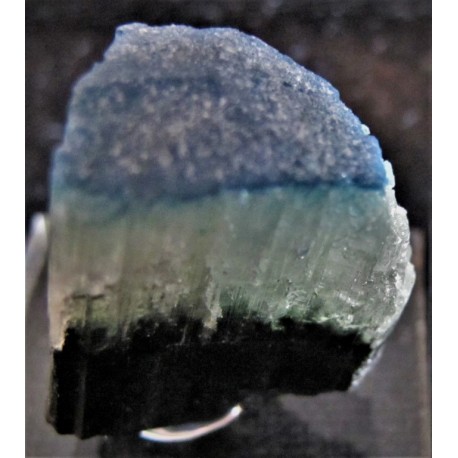 Turmalin x, Elbait mit blauer Kappe und Endflächen
