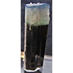 Turmalin x, Elbait mit blauer Kappe und Endflächen